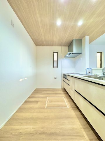 中央区雄踏町山崎のキッチン|広々としたキッチンは清潔感のある空間！毎日の食事の支度が楽しくなりそうですね！　