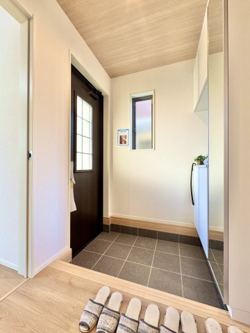 中央区雄踏町山崎の玄関|一歩中に入ると気持ちのよい木材の香りが広がります！　