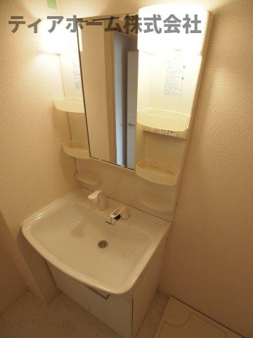 カルチェ赤坂A棟の独立洗面台|独立洗面台、小物を置くことができて便利です