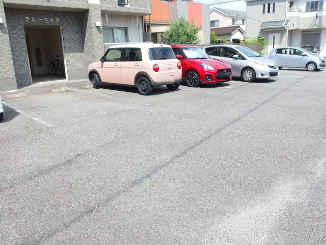 アローネ大平の駐車場