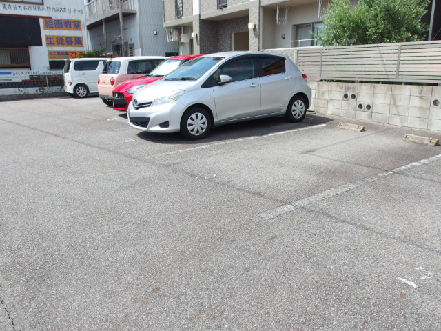 アローネ大平の駐車場