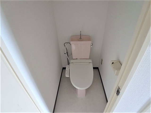 グランドパレス君影のトイレ|温水洗浄便座付きのトイレ、収納棚も完備