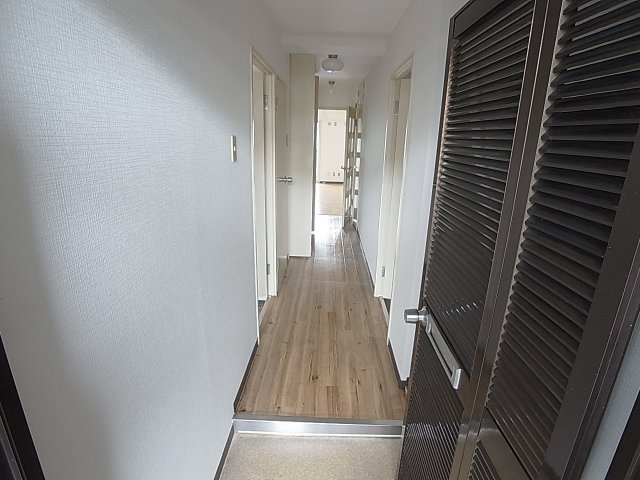 グランドパレス君影の玄関|玄関からは室内が見えにくい間取りです