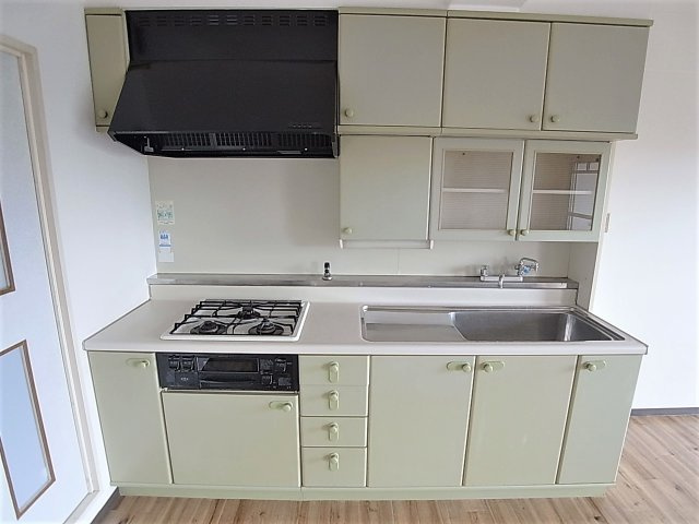 グランドパレス君影のキッチン|システムキッチン、3口ガスコンログリル付き