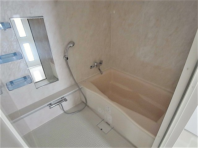 グランドパレス君影の浴室|掃除のしやすいバスルーム、鏡付きです