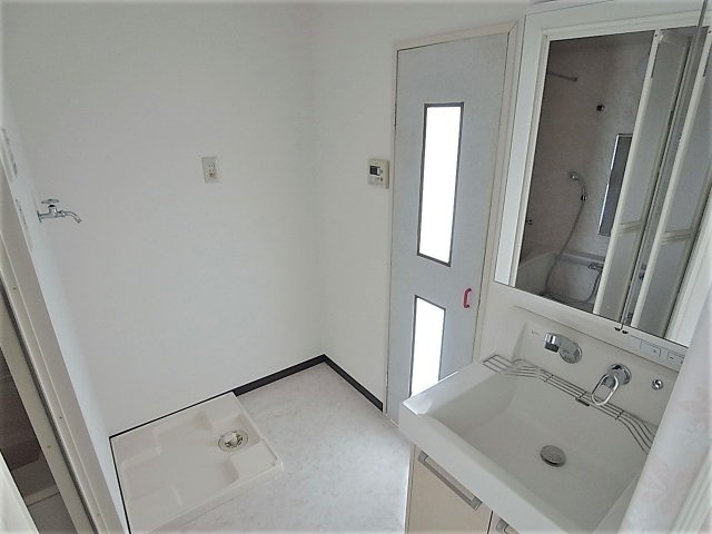 グランドパレス君影の洗面所|独立洗面台と室内洗濯機置場