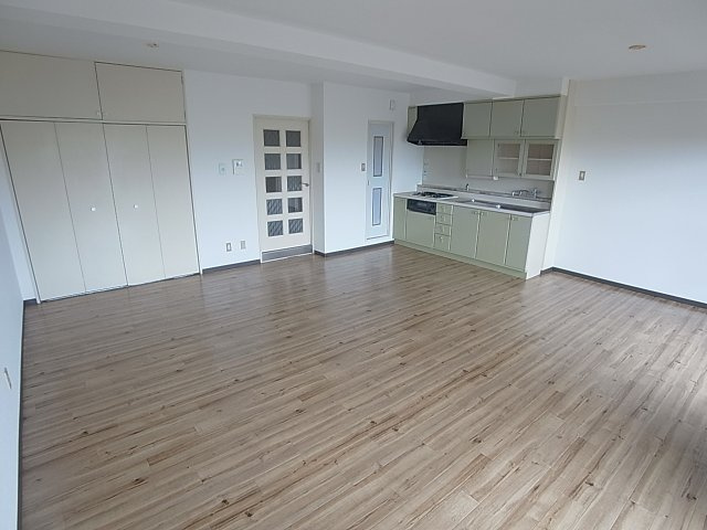 グランドパレス君影の居間・リビング|天井も高く明るいリビングスペース