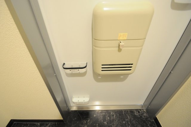 三木市自由が丘本町１丁目のアパートの玄関|※投函受け・傘立てイメージ（反転プラン有り）