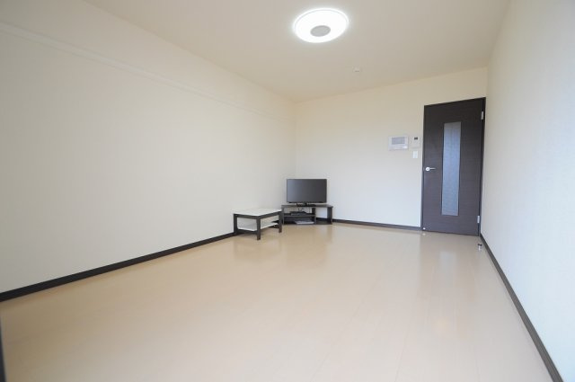 三木市自由が丘本町１丁目のアパートの居間・リビング