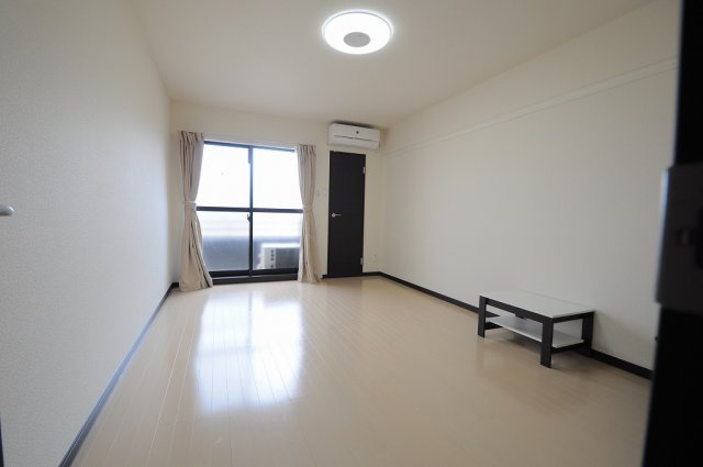 三木市自由が丘本町１丁目のアパートの居間・リビング