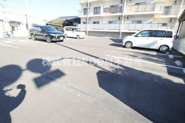 Lien　eterunite（ﾘｱﾝｴﾃﾙﾆﾃ）の駐車場