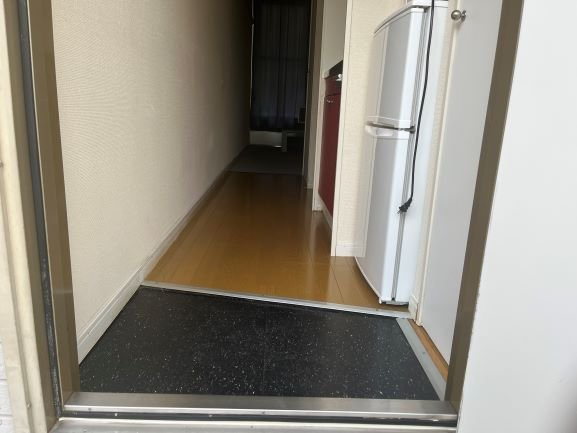 神戸市兵庫区塚本通３丁目のアパートの玄関