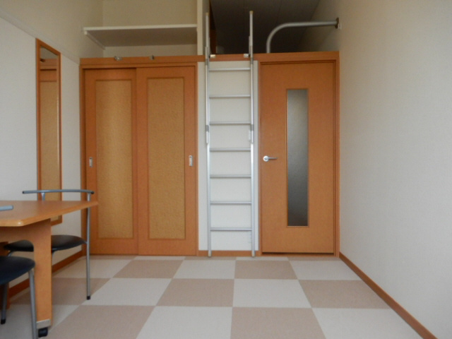 明石市二見町西二見駅前２丁目のアパートの居間・リビング