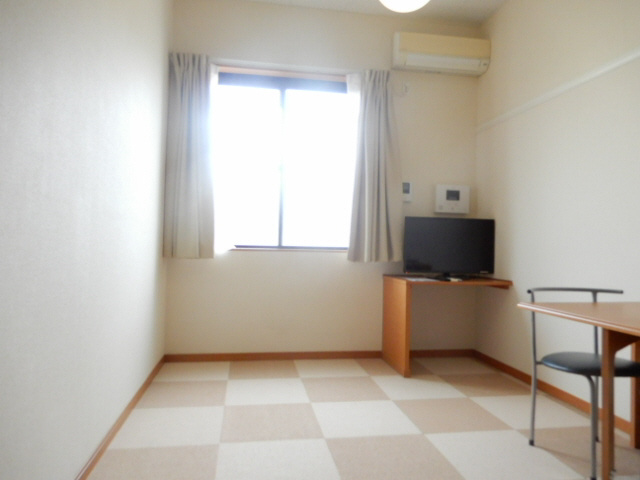 明石市二見町西二見駅前２丁目のアパートの居間・リビング