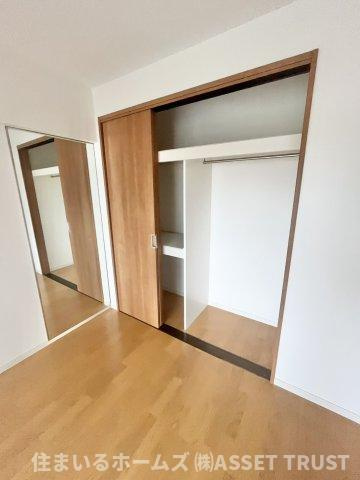 代々木スカイハイツの収納|洋室の収納横には服装チェックに役立つ大きな鏡付き