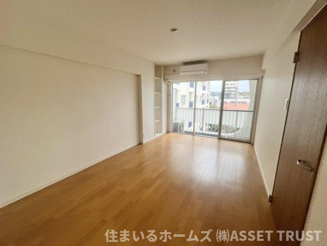 代々木スカイハイツの居間・リビング|南向きの明るい雰囲気のリビングダイニング