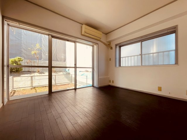 【居間・リビング】 | 桜台フラワーホーム | 2面採光で明るい室内、ここから専用庭に出られます