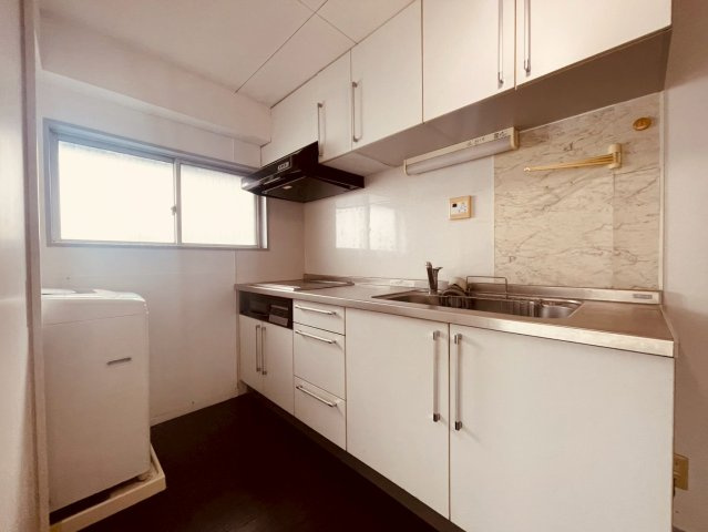 【キッチン】 | 桜台フラワーホーム | 白いシステムキッチン、上部に収納も付いてます