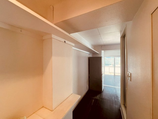 【内装】 | 桜台フラワーホーム | リビングにはカウンター有、その上部は収納になっております