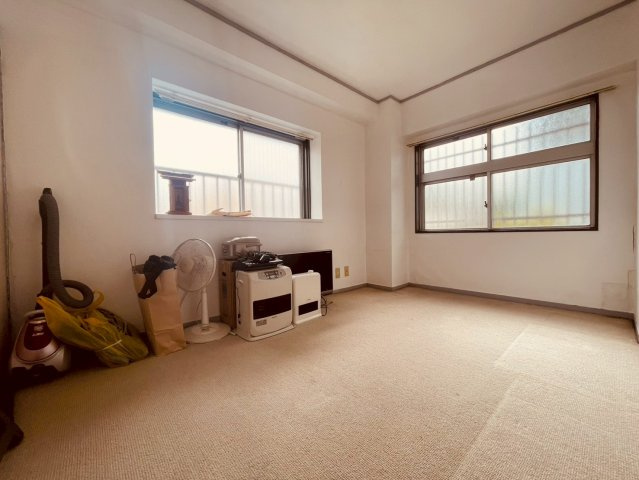 【洋室】 | 桜台フラワーホーム | 大きな窓から爽やかな光と風が入る寛ぎのプライベートルーム