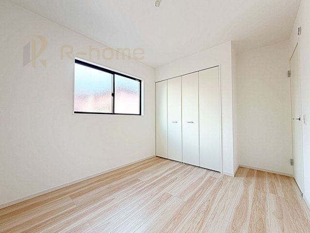 牛久市南17期　新築戸建て　1号棟の洋室|どんな部屋家具も合わせやすいシンプルな洋室！
たっぷりの日差しと心地よい風が舞い込む住まい♪