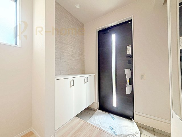 牛久市南17期　新築戸建て　1号棟の玄関|玄関には便利なシューズインクローゼットを設置。アウトドア用品やベビーカーなどの収納に役立ちますね♪