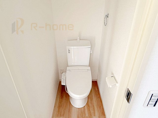 牛久市南17期　新築戸建て　1号棟のトイレ|温水洗浄便座付きのトイレ。
トイレが２ヵ所設置で朝の忙しい時間でも安心です。