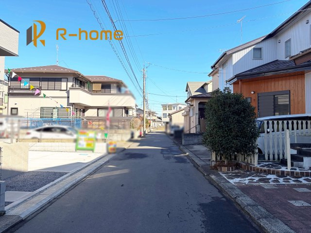 牛久市南17期　新築戸建て　1号棟の前面道路含む現地写真|『今から見たい！』大歓迎です♪
お気軽にＲ－ｈomeまでお問い合わせください。