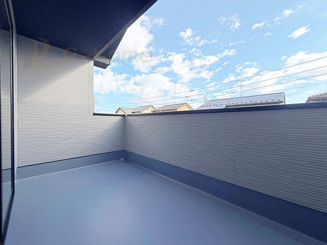 牛久市南17期　新築戸建て　1号棟のバルコニー|奥行きのあるバルコニーは、お子様をプールで遊ばせたり、カフェテラス風にしたり多目的に利用できます♪