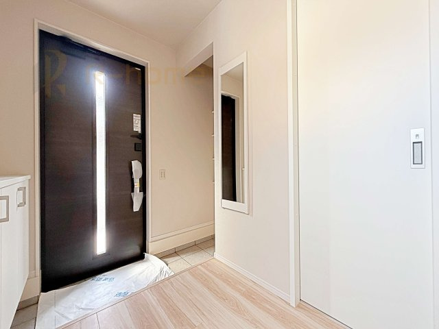 牛久市南17期　新築戸建て　1号棟の玄関|ベビーカーなども収納できるシューズインクローゼット！お出かけ時に嬉しいミラー付きです♪