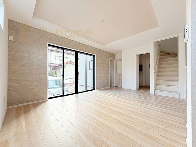 牛久市南17期　新築戸建て　1号棟の居間・リビング|アクセントクロスがお洒落なくつろぎ空間！大きな窓から自然光が差し込みます♪