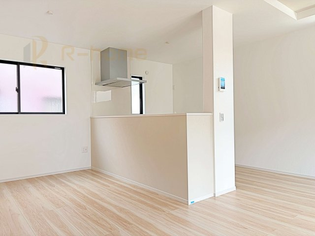 牛久市南17期　新築戸建て　1号棟のキッチン|対面式で会話をしながら家事ができます♪コンロ前も壁がない嬉しい仕様！