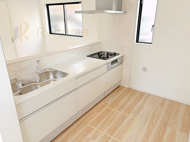 牛久市南17期　新築戸建て　1号棟のキッチン|料理をしながら家族とコミュニケーションが取れる対面式システムキッチン。