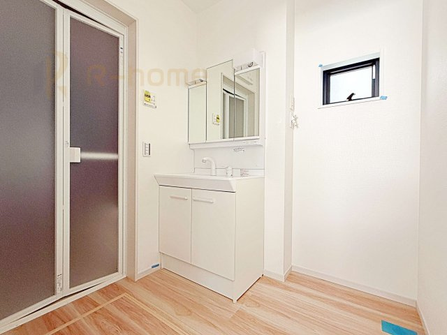 牛久市南17期　新築戸建て　1号棟の洗面所|清潔感溢れる洗面台は嬉しい三面鏡付き。洗剤や歯ブラシなどもすっきり収納できます♪