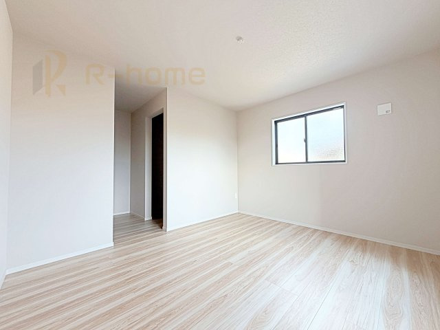 牛久市南17期　新築戸建て　1号棟の洋室|収納便利なウォークインクローゼット付きの洋室♪
明るく風通しの良いお部屋です♪
