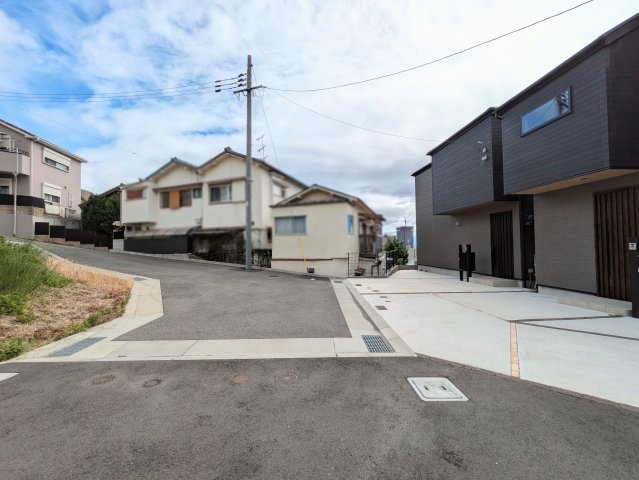 神戸市垂水区霞ヶ丘３丁目新築戸建Ａ号地の前面道路含む現地写真