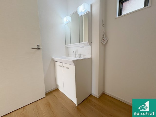 野洲市永原　第1期　新築一戸建ての独立洗面台|清潔感のある洗面台です。フラットな鏡は掃除がしやすく毎日清潔！鏡裏には収納があるのでスッキリとした洗面台が保てます。