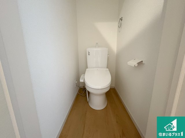 野洲市永原　第1期　新築一戸建てのトイレ|1・2階の2ヶ所にあるので、朝の忙しい時間の順番待ちもなく、深夜の利用にも大変便利です。