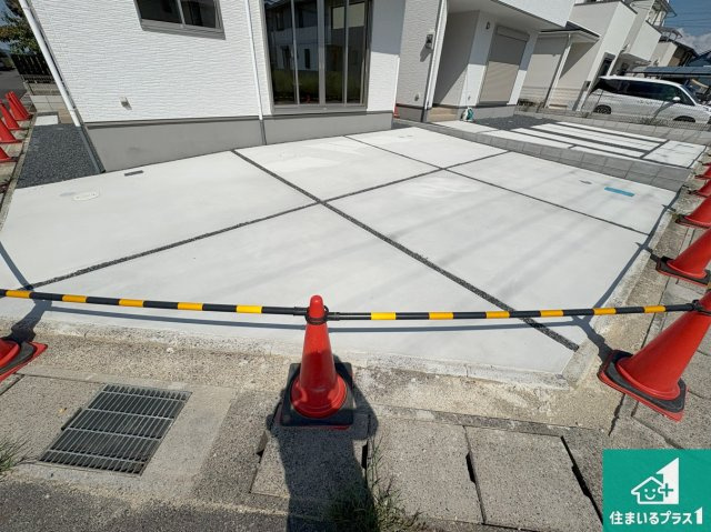 野洲市永原　第1期　新築一戸建ての駐車場|並列２台駐車可能！ゆとりの駐車スペースで車庫入れもスムーズ！