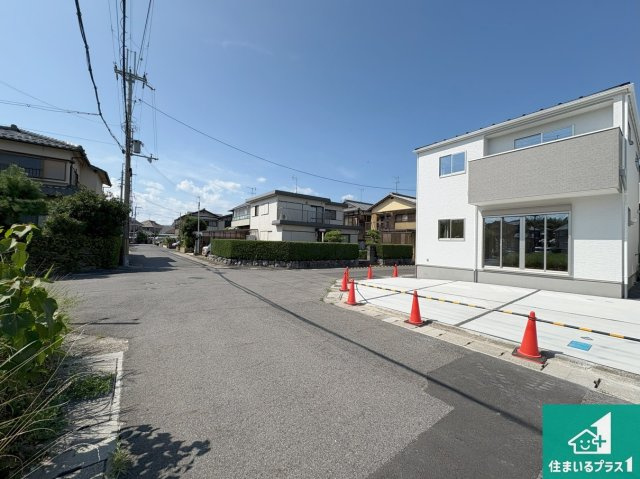 野洲市永原　第1期　新築一戸建ての前面道路含む現地写真|周辺は閑静な住宅街！前面道路広々で車の出し入れも便利です。駐車が苦手な方でも安心して車庫入れできます！