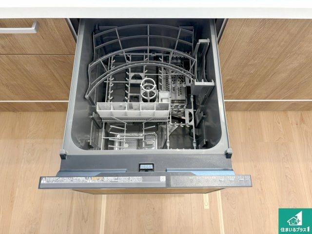 野洲市永原　第1期　新築一戸建ての設備|食事後の一仕事、食器洗いをボタン一つでお任せできちゃいます！場所を取らないビルトイン式なので、お料理スペースもしっかり確保！