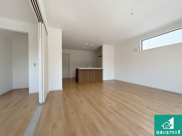 野洲市永原　第1期　新築一戸建ての居間・リビング|シンプルなリビングは、観葉植物等のインテリアを楽しめますね！パパ好みにも、ママ好みにも家具次第で雰囲気を変えることができます！