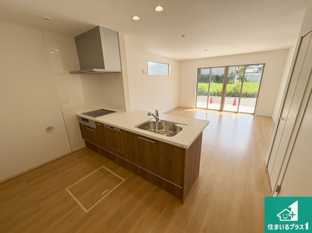 野洲市永原　第1期　新築一戸建てのキッチン|リビングと統一感があり、使い勝手のいいキッチン。広々としているので、二人並んで作業が出来ちゃいます。お子様と一緒に色々なお料理に挑戦できるスペースがあります。