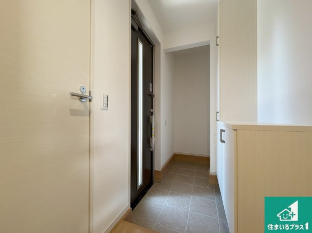 野洲市永原　第1期　新築一戸建ての玄関|ご家族皆様の靴もたっぷり収まる大容量の玄関収納を設けました。見た目もスッキリ綺麗な玄関に！