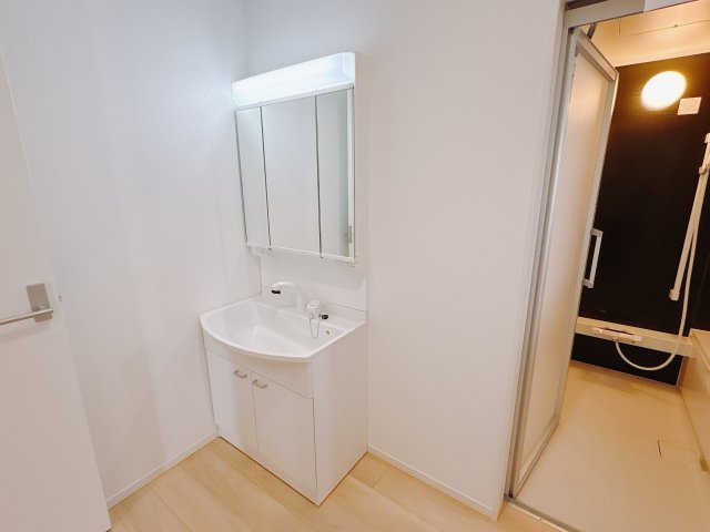 【Cradle garden】宇都宮市今泉町 第4 限定1邸の独立洗面台|○洗面化粧台○
洗面脱衣室には使いやすい三面鏡を設置しました。鏡の裏側には便利な収納スペースがついており、使いやすい仕様です。　
※2025年11月撮影