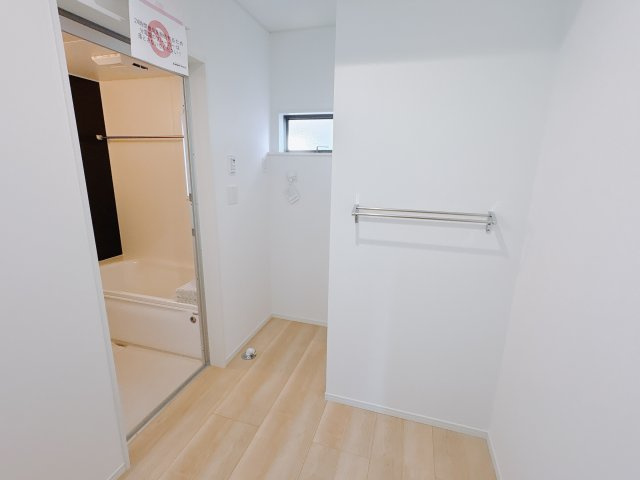 【Cradle garden】宇都宮市今泉町 第4 限定1邸の洗面所|○パウダールーム○
ゆとりのスペースのパウダールーム♪タオル掛けがついているのもうれしい仕様です。
※2025年11月撮影