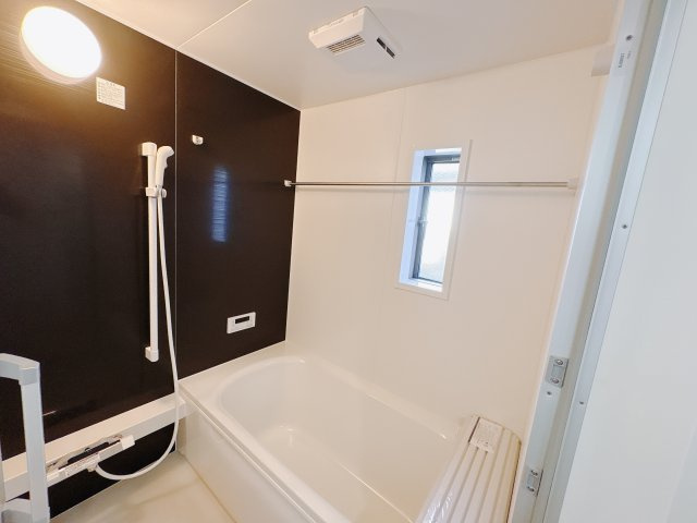 【Cradle garden】宇都宮市今泉町 第4 限定1邸の浴室|○浴室○
家族みんなの使いやすさとリラクゼーションを追求した体も心も安らぐバスルーム♪														
浴室換気乾燥暖房付きです。
※2025年11月撮影