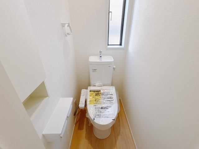 【Cradle garden】宇都宮市今泉町 第4 限定1邸のトイレ|○トイレ○
うれしい手すり＆タオル掛け付きトイレ。ご家族様が多いご家庭も安心♪２階にもございます！お掃除のしやすいタイプの便座です。
※2025年11月撮影