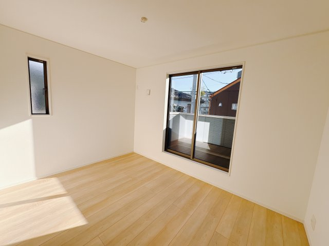 【Cradle garden】宇都宮市今泉町 第4 限定1邸の洋室|○2F洋室6.5帖○
バルコニーに面した日当たり、風通しの良い居室です。
お勉強の合間にバルコニーに出て深呼吸♪気分転換にも良いですね！
※2025年11月撮影