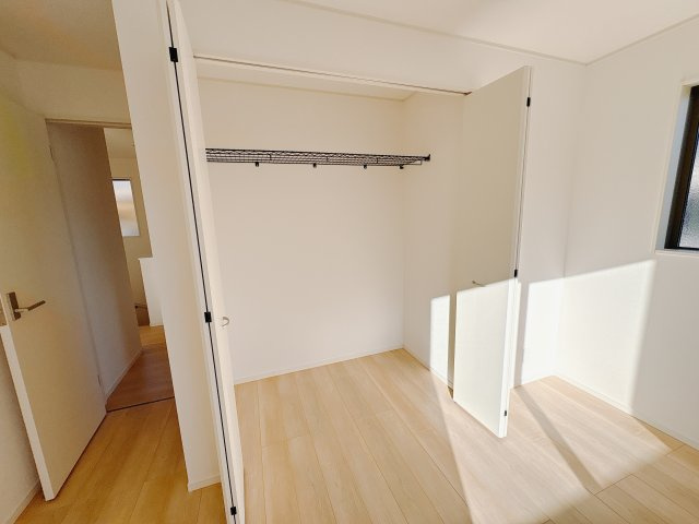 【Cradle garden】宇都宮市今泉町 第4 限定1邸の収納|○クローゼット○
各居室に収納完備♪お部屋はいつもスッキリ片付きます。
※2025年11月撮影